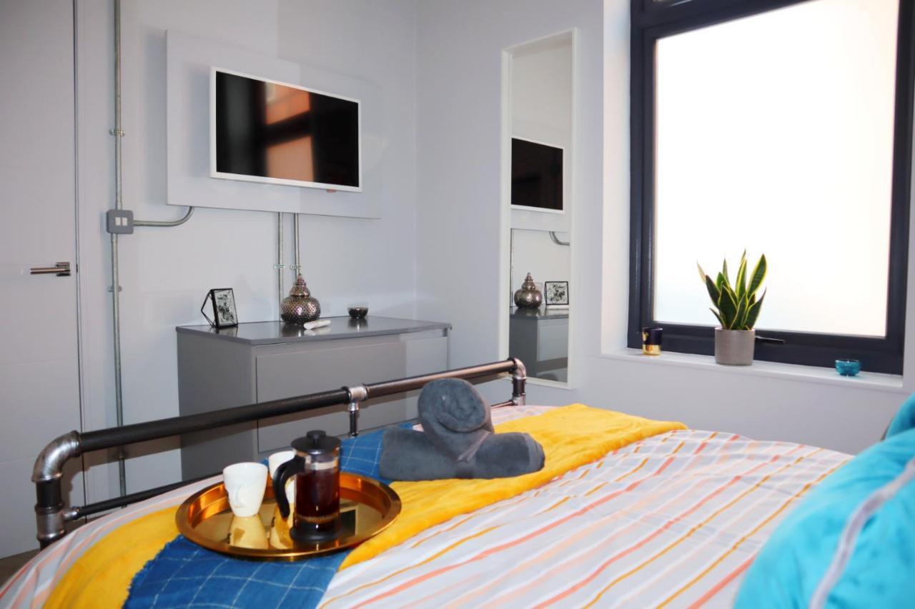 Trendy Urban Industrial Apartment - Great Location - Parking - Fast Wifi - Smart Tv - Beautiful 2 Double Bedroom Apartment Sleeps Up To 4! Bournemouth Exterior foto