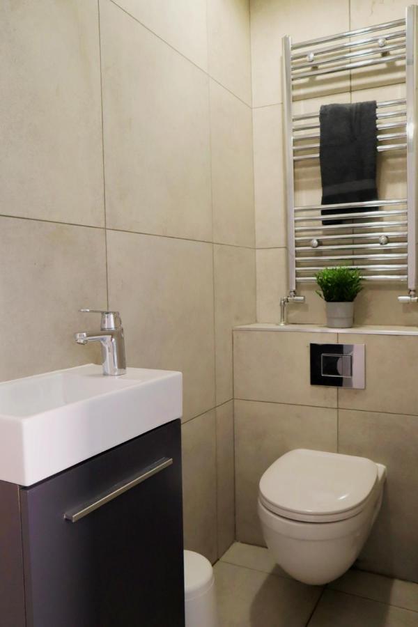 Trendy Urban Industrial Apartment - Great Location - Parking - Fast Wifi - Smart Tv - Beautiful 2 Double Bedroom Apartment Sleeps Up To 4! Bournemouth Exterior foto