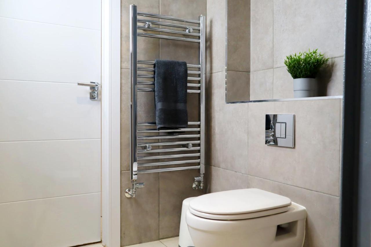 Trendy Urban Industrial Apartment - Great Location - Parking - Fast Wifi - Smart Tv - Beautiful 2 Double Bedroom Apartment Sleeps Up To 4! Bournemouth Exterior foto