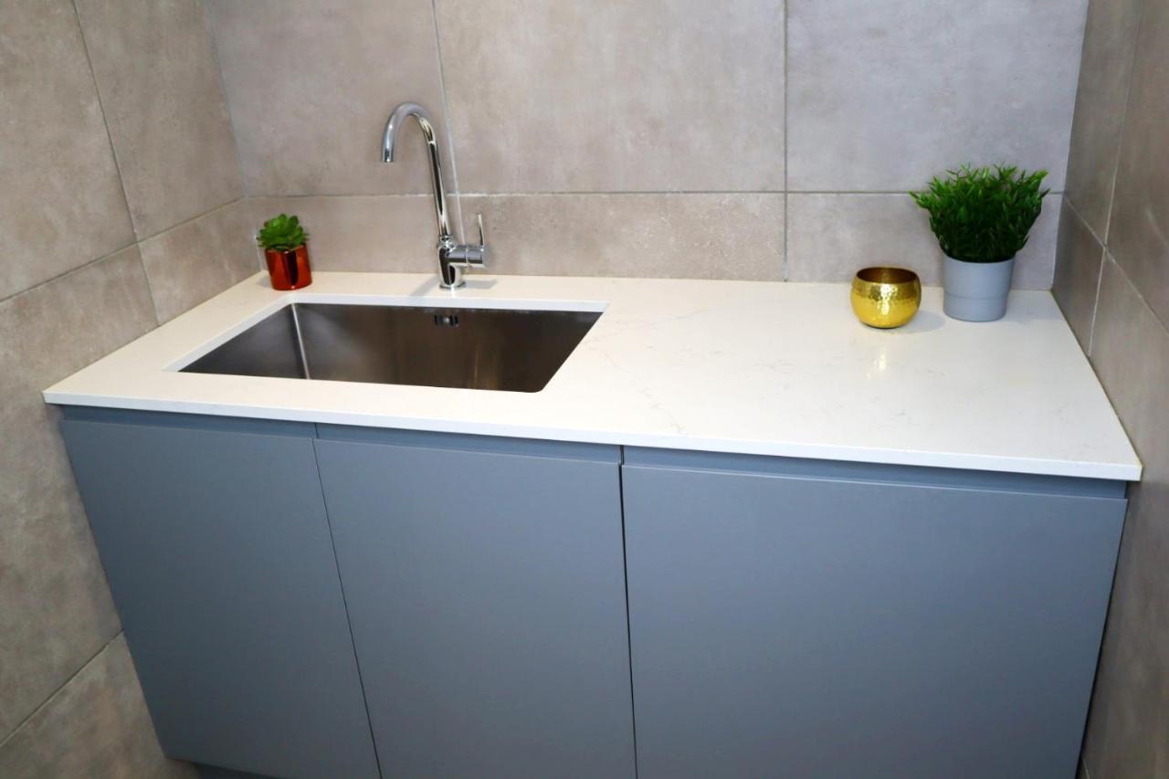 Trendy Urban Industrial Apartment - Great Location - Parking - Fast Wifi - Smart Tv - Beautiful 2 Double Bedroom Apartment Sleeps Up To 4! Bournemouth Exterior foto
