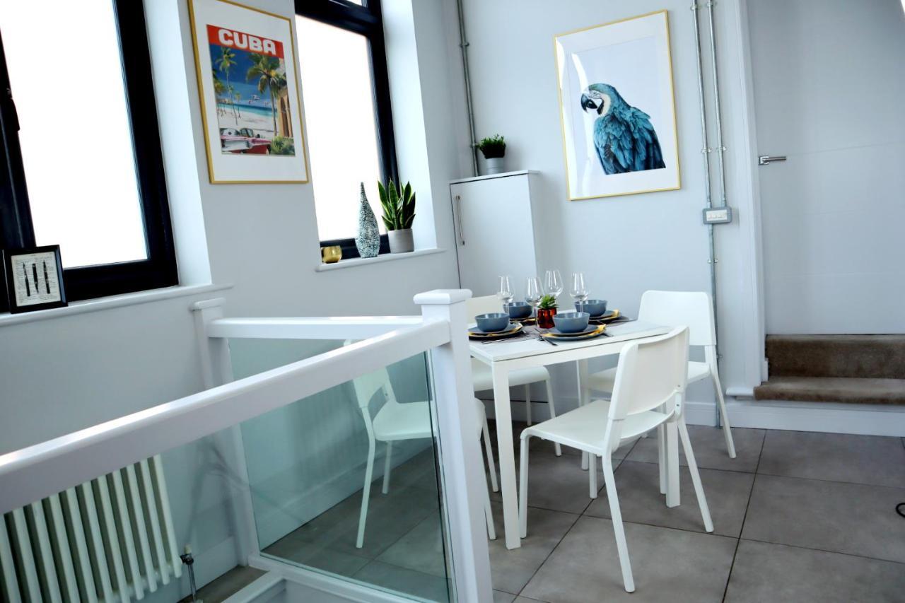 Trendy Urban Industrial Apartment - Great Location - Parking - Fast Wifi - Smart Tv - Beautiful 2 Double Bedroom Apartment Sleeps Up To 4! Bournemouth Exterior foto